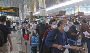 Calon penumpang mengantre di layanan pelanggan di Terminal 3 Bandara Soekarno-Hatta, Tangerang, Banten, Selasa, 10 November 2020. (Foto: Beritasatu Photo/Joanito De Saojoao)