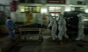 Petugas tenaga kesehatan membawa pasien ke ruang Instalasi Gawat Darurat Rumah Sakit Dokter Hasan Sadikin (RSHS), Bandung, Jawa Barat, Sabtu (12/6/2021) malam.